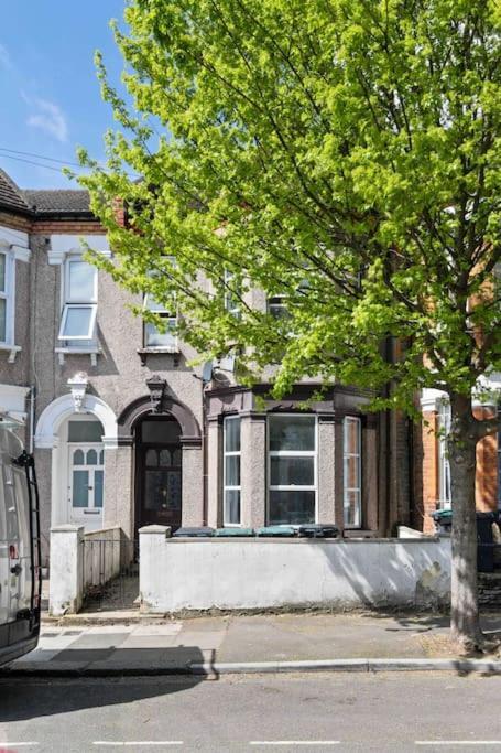 Modern 3 Bed Apartment In Tottenham Лондон Экстерьер фото