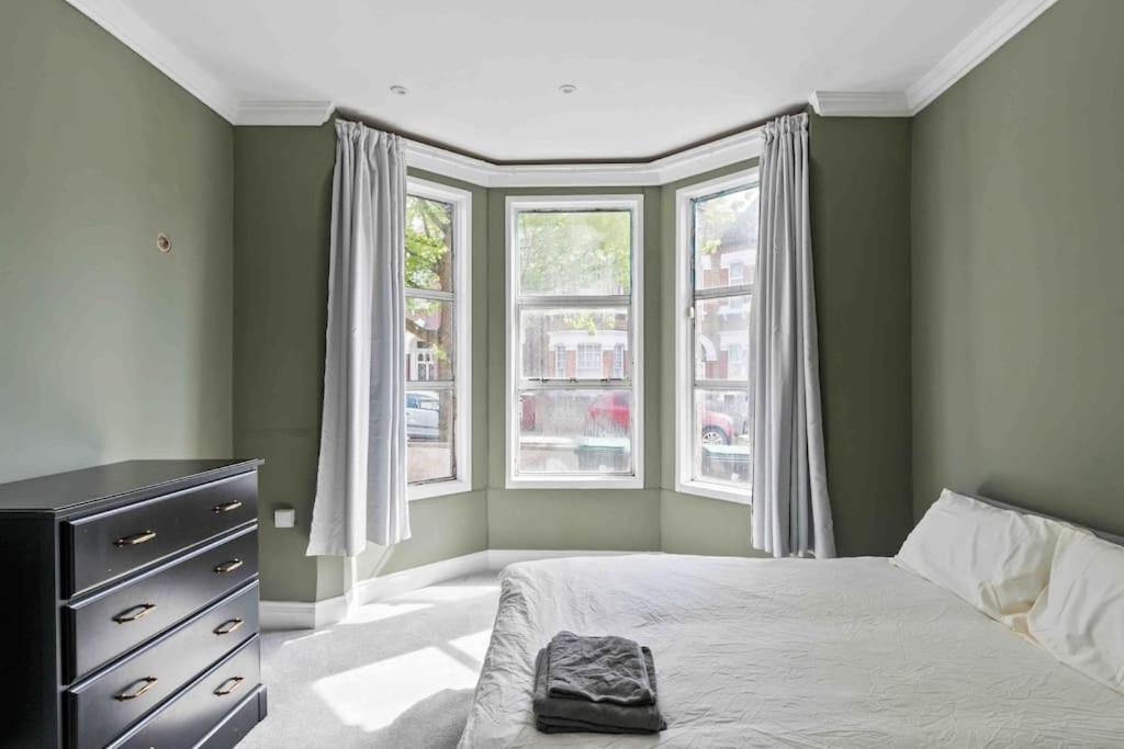 Modern 3 Bed Apartment In Tottenham Лондон Экстерьер фото