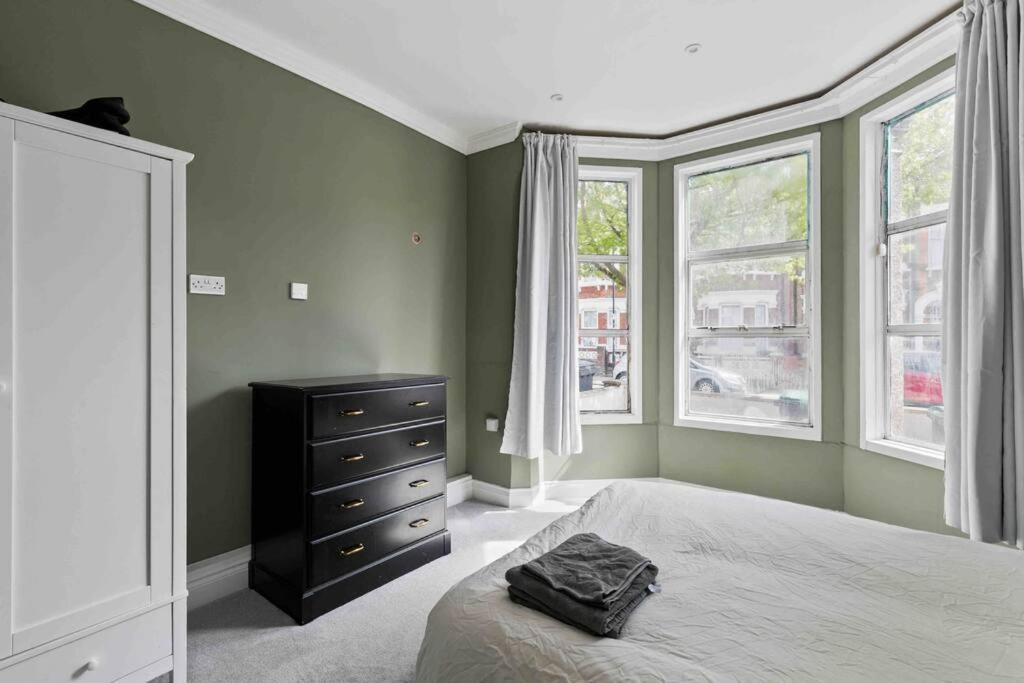 Modern 3 Bed Apartment In Tottenham Лондон Экстерьер фото